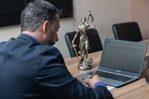 Reuters: Departamentul Justiţiei din SUA ameninţă cu blocarea fondurilor federale pentru statele care nu raportează imigranţii ilegali